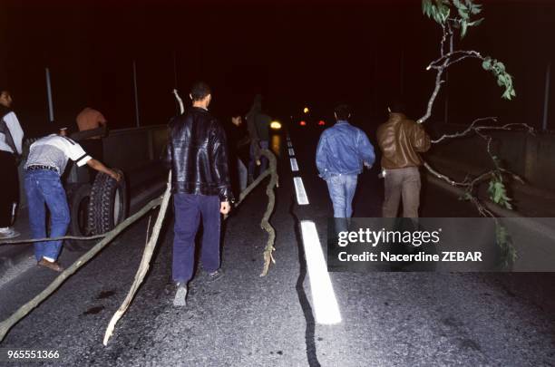 Des membres de la communauté Harkis du Logis d'Anne Jouques bloquent le N96 près d'Aix-En-Provence en juin 1991, France.