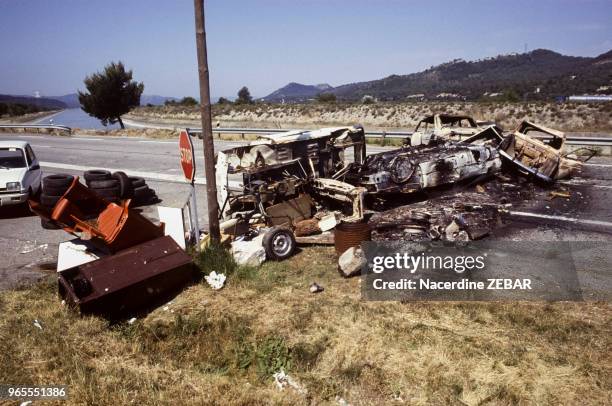 Des membres de la communauté Harkis du Logis d'Anne Jouques bloquent le N96 près d'Aix-En-Provence en juin 1991, France.