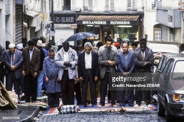 Prière de l'Aïd-el-Kébir dans une rue du quartier de laGoutte d'Or à Paris le 22 juin 1991, France.