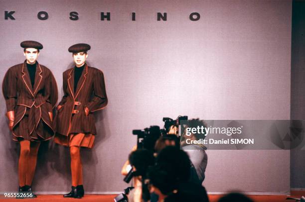 Un caméraman film le défilé de la styliste Junko Koshino le 17 mars 1988 à Paris, France.