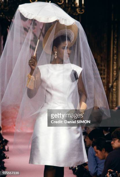 Robe de mariée dans le défilé Jean Patou le 26 janvier 1987 à Paris, France.