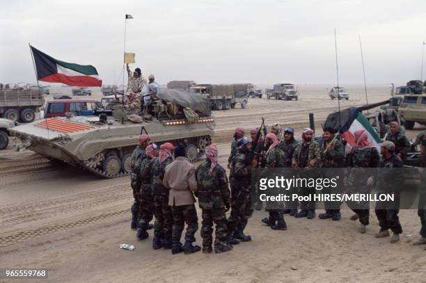 Chars et soldats koweïtiens pendant l'opération 'Desert Storm' lors de la libération du Koweit par les forces alliées le 25 février 1991, Koweit.