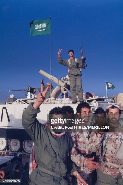 Soldats koweïtiens pendant l'opération 'Desert Storm' lors de la libération du Koweit par les forces alliées le 25 février 1991, Koweit.