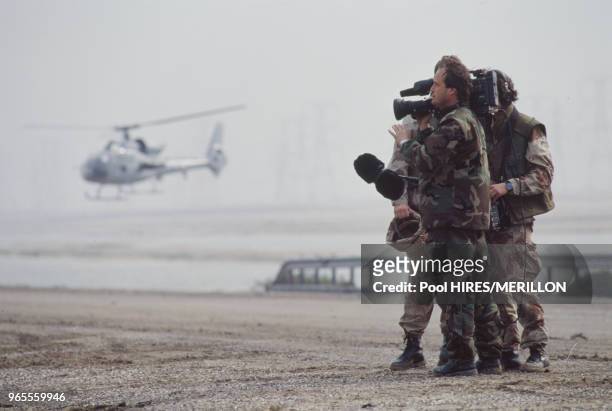 Une équipe de reporters pendant l'opération 'Desert Storm' lors de la libération du Koweit par les forces alliées le 25 février 1991, Koweit.