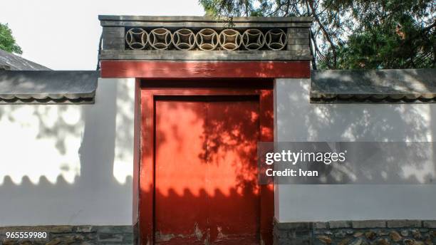 ornate red door on chinese traditional house - houhai foto e immagini stock