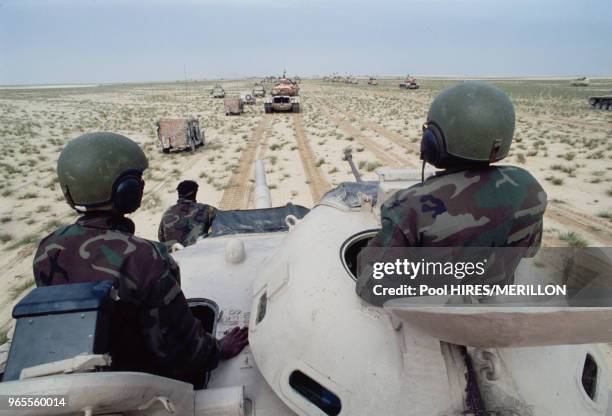 Soldats koweïtiens dans leurs chars pendant l'opération 'Desert Storm' lors de la libération du Koweit par les forces alliées le 25 février 1991,...