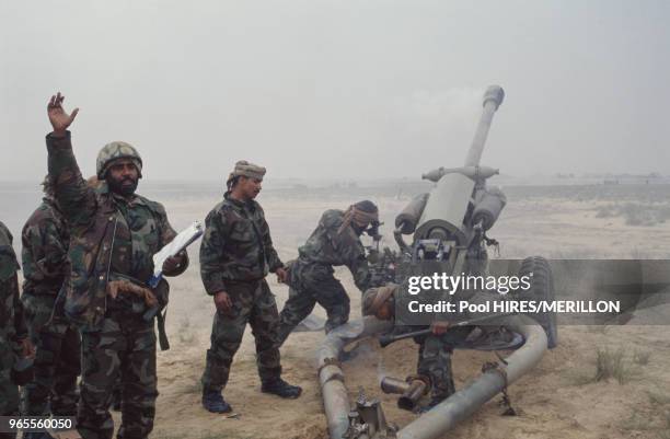 Artilleurs koweïtiens pendant l'opération 'Desert Storm' lors de la libération du Koweit par les forces alliées le 25 février 1991, Koweit.