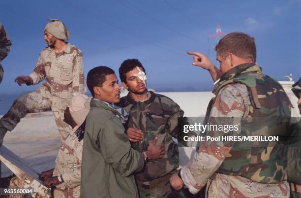 Soldats koweïtiens pendant l'opération 'Desert Storm' lors de la libération du Koweit par les forces alliées le 25 février 1991, Koweit.