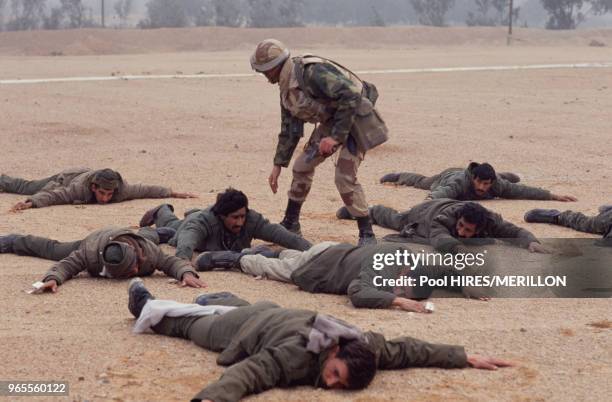 Prisonniers irakiens pendant l'opération 'Desert Storm' lors de la libération du Koweit par les forces alliées le 25 février 1991, Koweit.