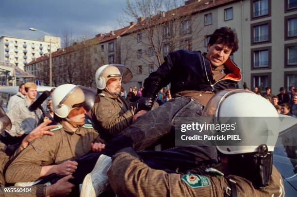 Heurt avec la police lors d'une manifestation de partisans d'extrême droite à Leipzig en ex-RDA le 23 mars 1991, Allemagne.
