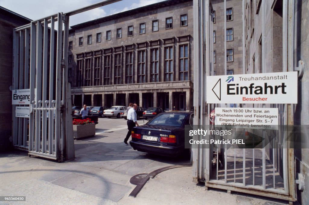 Entrée du batiment Detlev-Rohwedder-Haus à Berlin en 1991