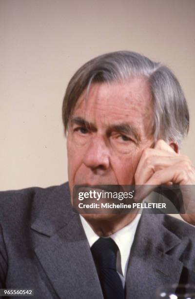 Portrait de John Kenneth Galbraith, économiste, le 14 février 1983 à Paris, France.