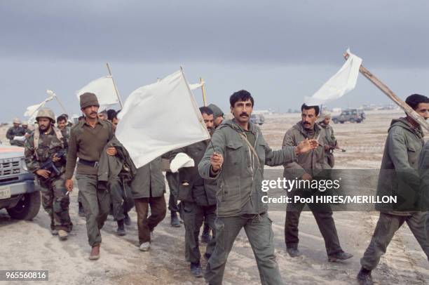 Prisonniers irakiens pendant l'opération 'Desert Storm' lors de la libération du Koweit par les forces alliées le 25 février 1991, Koweit.