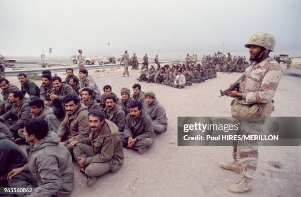 Prisonniers irakiens pendant l'opération 'Desert Storm' lors de la libération du Koweit par les forces alliées le 25 février 1991, Koweit.