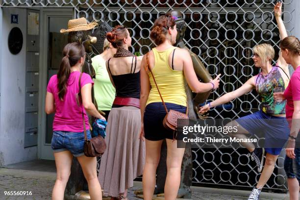 Girls have fun with the statue of Tunnes und Schal during a Bachelorette party. Tuennes and Schael are two legendary figures from the Hänneschen...