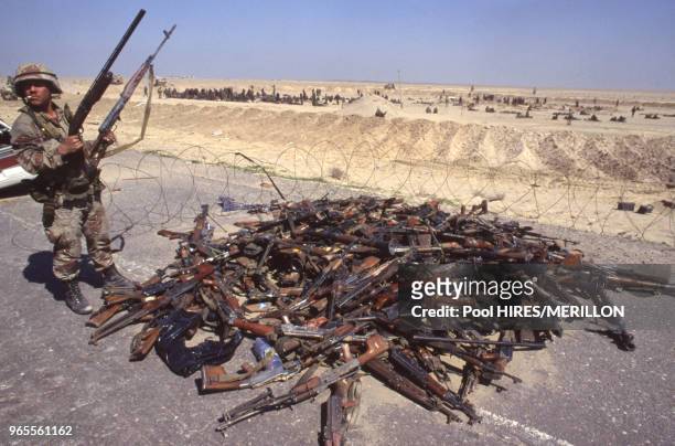 Armes récupérées par des soldats de la coalition auprès d'un convoi irakien fuyant vers Bassorah et neutralisé dans sa fuite vers Bassorah le dernier...
