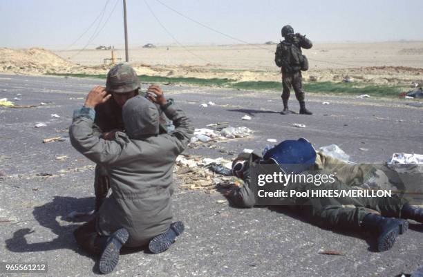 Convoi irakien fuyant vers Bassorah le dernier jour de la guerre du Golfe bombardé par les troupes de la coalition le 28 février 1991, Koweït.