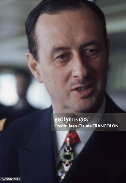 Le contre-amiral Philippe de Gaulle à bord du Poincaré lors de sa prise de fonctions le 25 mai 1973 à Brest, France.