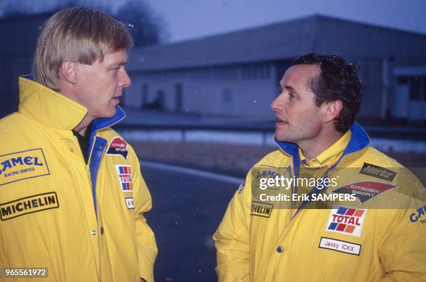 Les pilotes Ari Vatanen et Jacky Ickx avant le départ du Paris-Dakar le 19 décembre 1990, France.