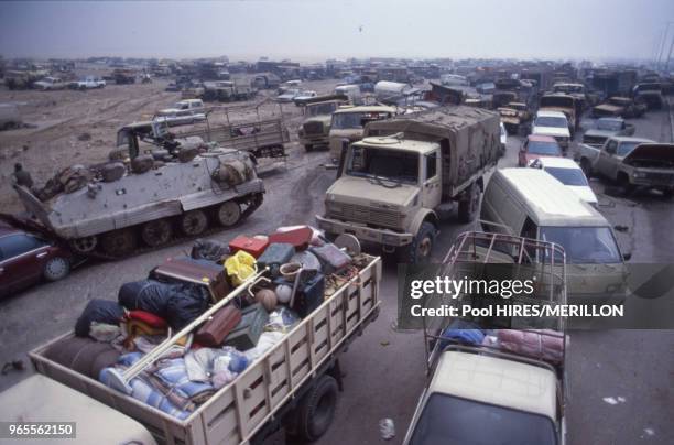 Convoi irakien fuyant vers Bassorah le dernier jour de la guerre du Golfe bombardé par les troupes de la coalition le 28 février 1991, Koweït.