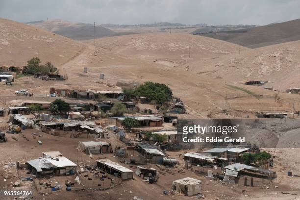 the palestinian bedouin village of khan al-ahmar in the west bank - bedouin stock-fotos und bilder