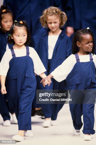 Défilé Enfants de la styliste Elisabeth de Senneville le 19 octobre 1985 à Paris, France.