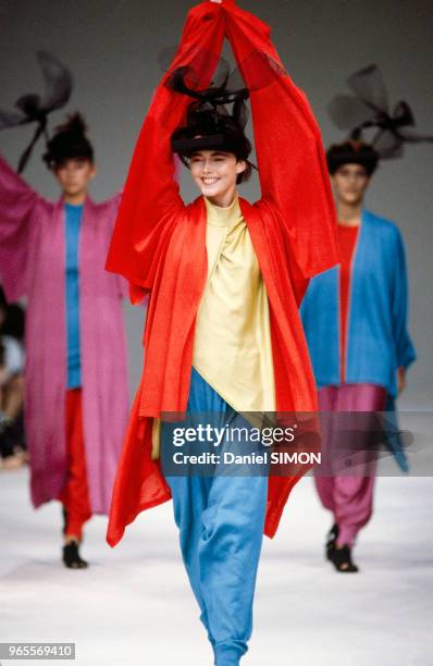 Défilé Issey Miyake le 19 octobre 1985 à Paris, France.