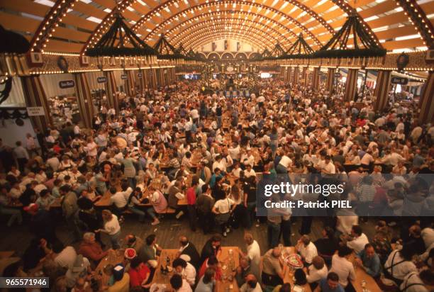 Vue générale de la foule pendant la fête de la bière dans un hangar à Munich, Allemagne de l'Ouest le 18 septembre 1989.