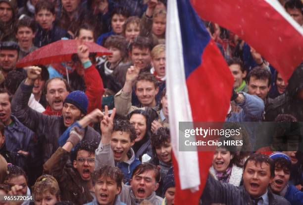 Manifestation durant la Révolution de Velours le 23 novembre 1989 à Prague, République tchèque.