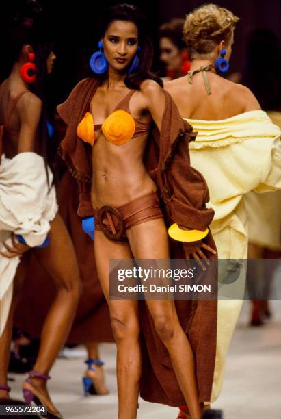 Maillot de bain dans le défilé Thierry Mugler le 17 octobre 1985 à Paris, France.