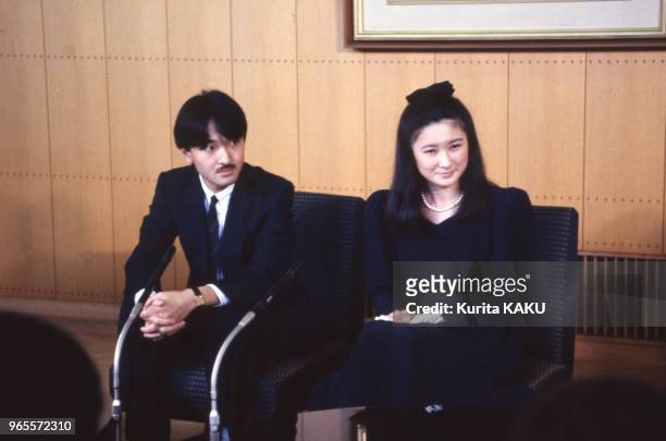 Le prince Aya et sa fiancée Kiko Kawashima pendant l'annonce de leurs fiançailles à la presse, au Japon le 15 septembre 1989.