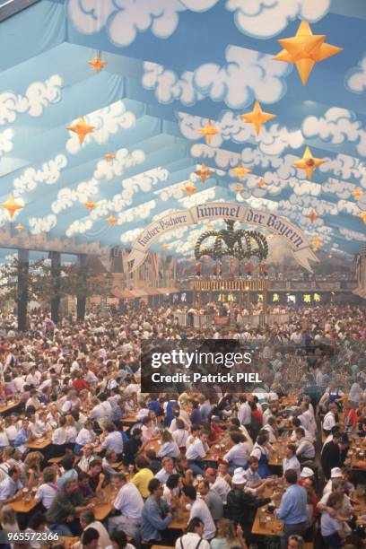 Vue générale de la foule pendant la fête de la bière sous un hangar à Munich, Allemagne de l'Ouest le 18 septembre 1989.