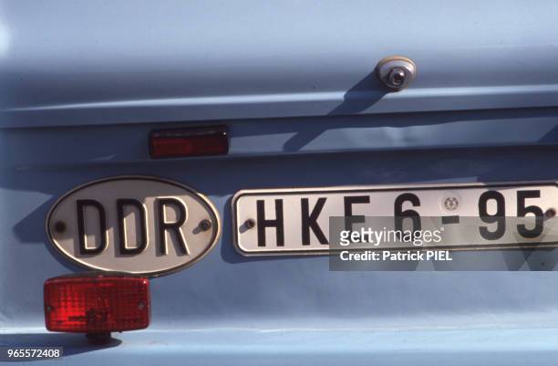Voiture Trabant - symbole de la RDA - avec sa plaque minéralogique est-allemande dans la partie occidentale de l'Allemagne le 20 octobre 1989.