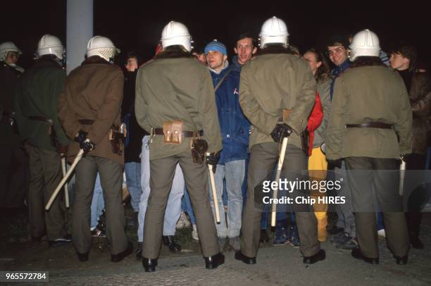 Policiers face à des manifestants pendant la Révolution de velours le 20 novembre 1989, République tchèque.à Prague,.