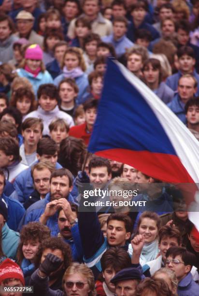 Manifestation lors de la Révolution de velours le 21 novembre 1989, à Prague, République tchèque.