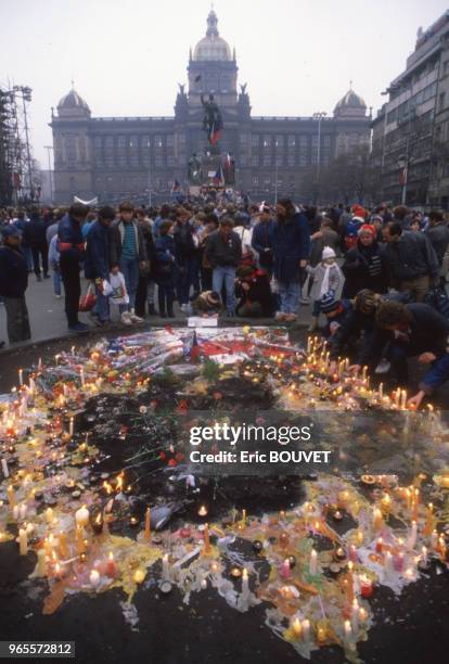 Fleurs et bougies sur la place Venceslas lors de la Révolution de velours le 21 novembre 1989, à Prague, République tchèque.