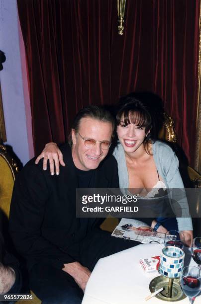 Christophe Lambert et une amie à la soirée du magazine 'Up' au VIP Room le 15 mars 1999 à Paris, France.