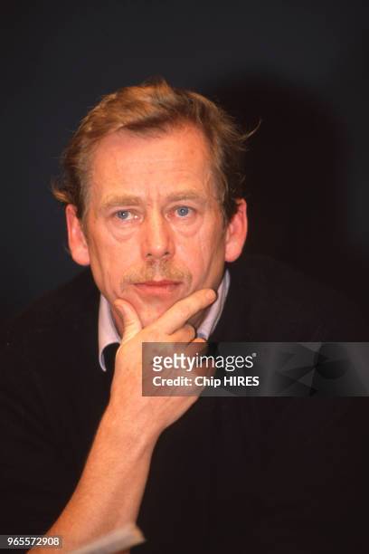 Vaclav Havel, homme politique et auteur dramatique, durant la Révolution de Velours le 23 novembre 1989 à Prague, République tchèque.