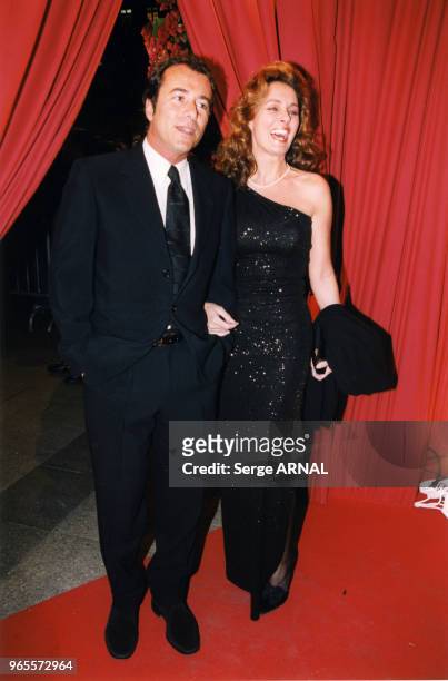 Le présentateur Bernard Montiel et l'actrice Lydie Denier le 15 mars 1999 au Fouquet's à Paris, France.