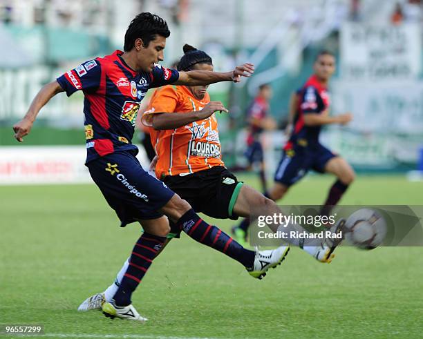 Marvin Cabrera of Morelia vies for the ball with Walter Erviti of Argentina's Banfield during their Copa Libertadores soccer match at Florencio Sola...