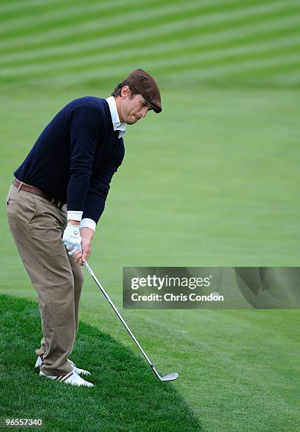 Actor Oliver Hudson chips to the 17th green during the 3M Celebrity Challenge at the AT&T Pebble Beach National Pro-Am at Pebble Beach Golf Links on...