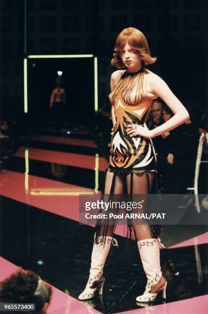 Modèle de mini robe en cuir au défilé Givenchy Prêt-à-Porter Printemps-Eté 98, le 15 octobre 1997 à Paris, France.