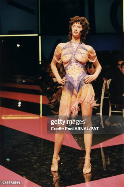 Honor Fraser défile dans une robe à franges transparente pour Givenchy Prêt-à-Porter Printemps-Eté 98, le 15 octobre 1997 à Paris, France.