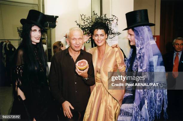 Nadja Auermann, Jean-Paul Gaultier, Linda Evangelista et Stella Tennant dans les coulisses du défilé Prêt-à-Porter Printemps-Eté 98 le 16 octobre...