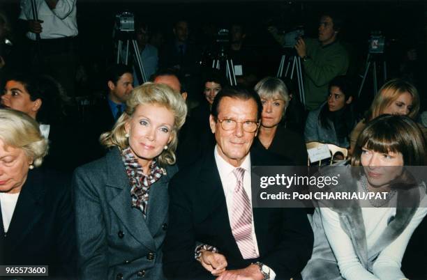 Roger Moore entouré de sa compagne Christina Tholstrup et de la rédactrice en chef de Vogue, Anna Wintour assistent au défilé Dior Prêt-à-Porter...