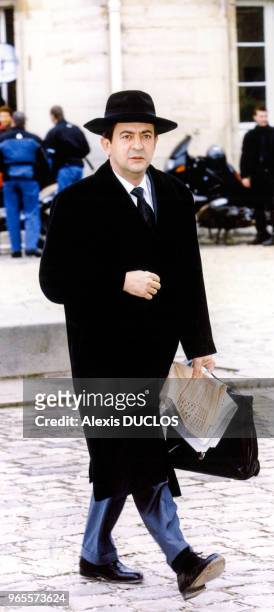 Jean-Luc Mélenchon coiffé d'un chapeau arrive à un séminaire gouvernemental le 31 mars 2001 à Paris, France.