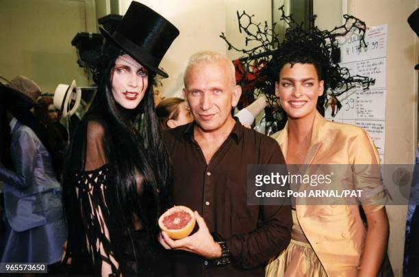 Nadja Auermann, Jean-Paul Gaultier et Linda Evangelista dans les coulisses du défilé Prêt-à-Porter Printemps-Eté 98 le 16 octobre 1997 à Paris,...