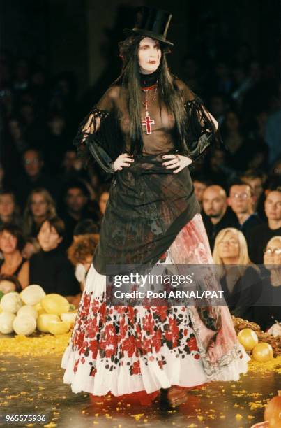 Nadja Auermann, inspiration gothique, défile pour Jean-Paul Gaultier Prêt-à-Porter Printemps-Eté 98 le 16 octobre 1997 à Paris, France.