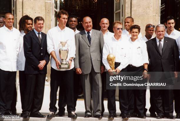 Equipe de France de football qui a remporté la Coupe d'Europe et le Mondial est reçue par le président Chirac à l'Elysée en compagnie de Roger...