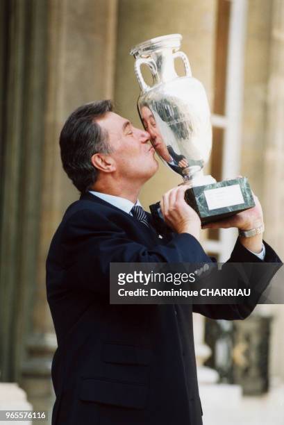 Roger Lemerre, entraîneur de l'équipe de France embrasse le trophée de la Coupe d'Europe sur le perron de l'Elysée le 31 août 2000 à Paris, France.